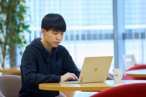 ノートPCを配布（IT/電気通信分野）