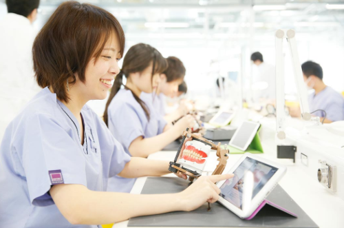 歯科技工士学科　昼間　男女　７０名