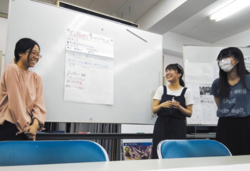 グループプレゼンテーションの様子。ホワイトボードに書き出したアイデアを貼り、説明している。