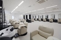 本格的な最新設備でバックシャンプーを勉強します。東海地区最大のセット面になります。