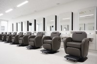 サイドシャンプーの他にヘッドマッサージ、アイロンワーク、ブローを勉強します。