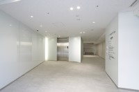 学生玄関です。入館証を持つ人のみ構内への立ち入り可能です。学生証は、manaca・入館証・タイムカードが1つになっていて便利です。
