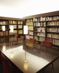 専門書がずらりと並ぶ図書室