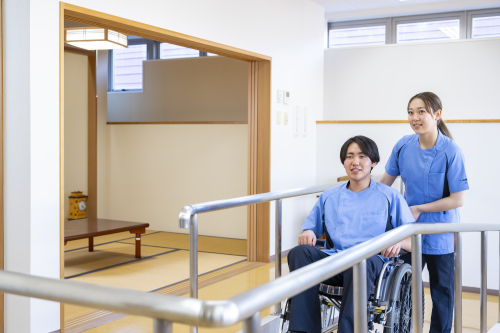 日常生活の介助から心のケアまで、笑顔をもたらす介護のプロを育成