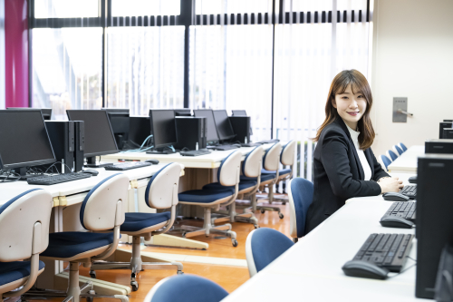 ビジネスを多角的に学び、
多彩な職種で活躍できる人材へ