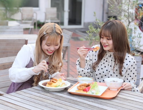 校内カフェテリア