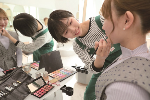 スタイリストプランはヘアメイクアレンジの授業も充実