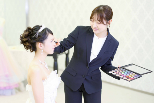 ドレスも和装もできるブライダルのスペシャリストに！ヘアメイクから着付けまで対応できる高い技術力を習得！