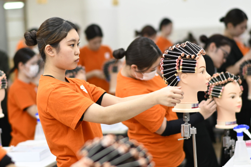 美容師国家資格4年連続全国NO.1（2021年～2024年）！グラムールは全員が美容師国家資格の取得を目指す！