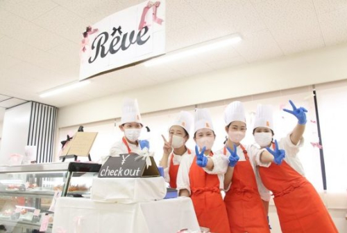 学生たちがお店を運営！生菓子や焼き菓子、皿盛りデザート等を販売します。 先生