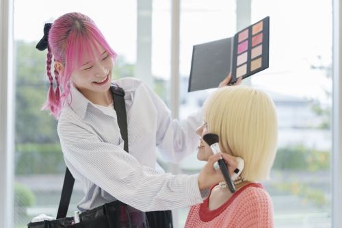 ヘアメイク事務所との連携！
ヘアメイクアップアーティスト科新設