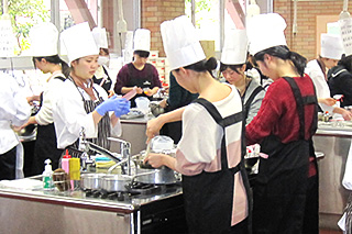 製菓科の調理実習の様子